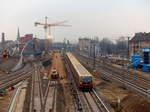 Die S-Bahnlinie S3 endet noch einige Zeit in Berlin Ostkreuz. Hier fährt sie zwischen Rummelsburg und Ostkreuz auf einem provisorischen Gleis und in wenigen Minuten wieder zurück nach Erkner. Der Fahrer für die Gegenrichtung ist schon in Rummelsburg zugestiegen. Die Bahnbrücke im Hintergrund wird später dafür sorgen, dass sowohl die S3 als auch die vom Nöldnerplatz kommenden S5, S7 und S75 am gleichen Bahnsteig halten können. 20.12.2016, Berlin