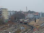 Provisorische Linienführung der Stadtbahn zwischen Ostkreuz und Warschauer Straße. Die S-Bahnen in Richtung Stadt halten am nördlichsten Bahnsteig, der später ein Regionalbahnsteig wird. Die Bahnen Richtung Lichtenberg halten derzeit auf dem Bahnsteig, der später die stadteinwärts fahrenden S-Bahnen beherbergt. Von der ganzen Hin- und Herschwenkerei merkt der Fahrgast so gut wie nichts - einzig die aus Erkner kommenden Fahrgäste müssen bereits im Ostkreuz umsteigen. 23.12.2016