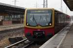 Ein Halbzug der BR 481 der S-Bahn Berlin bei der Durchfahrt in Berlin-Schönefeld Flughafen.