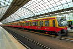 Die S-Bahn der BR 481-482 auf der S9 nach Berlin-Schönefeld Flughafen am 05.05.2019 in Berlin-Spandau.