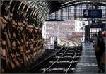 Draußen in der Sonne -

... ein S-Bahnzug auf der Stadtbahn. Gleich wird er in die Station Hackescher Markt einfahren. 

19.08.2019 (M)