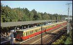 Ein langer S Bahn Zug der Baureihe 480 hält hier am 23.9.2006 im Bahnhof Berlin Wuhlheide.