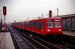DR-Triebzug der Berliner S-Bahn 270 057 verlässt am 15.11.1990 den Bf. Berlin-Schöneweide.