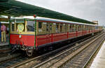 Der geschmückte Berliner S-Bahn-Triebwagen der Baurart  Stadtbahn  mit der angeschriebenen Tfz.-Nummer ET 165 471, alias DR 275 783, am 06.08.1994 im Bf. Berlin-Schöneweide.