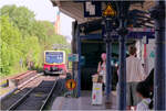 Zugeinfahrt an der Station Yorckstra�e in Berlin -     Von unten aus dem Nord-S�dtunnel kommend, erreicht hier eine Bahn der Linie 25 nach Teltow Stadt den Bahnsteig der Station.