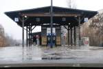 BERLIN, 06.12.2009, Blick auf den Bahnsteig des S-Bahnhofs Yorckstraße (Großgörschenstraße) (Berliner S-Bahnlinie S1) 