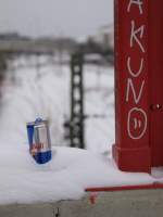 Fund am Rande der Bahnanlage: eine achtlos liegengebliebene (oohhh) Dose  Red Bull  als stimmungsvolles Model an einem sonst nicht so kontrastreichen und farbvollen Wintertag.