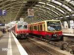 Treffen einer S-Bahn der Linie 5 und einem S-Bahn-Shuttle aus x-Wagen in Berlin-Ostbahnhof.