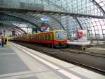 Eine S-Bahn 481-482 auf der Linie S 3 nach Erkner am 01.05.2010 in Berlin Hbf.