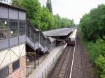 Botanischer Garten (Bahnhof der Wannseebahn), Bahnsteig mit S1, Blick von der Brcke Enzianstrae (20.05.10)