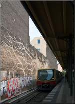 Halt an einer Berliner Mauer -     S-Bahnhof Savignyplatz.