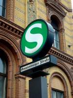 S-Bahn-Signet im Stil der 30er Jahre -  vor der Fassade des ehemaligen Postfuhramtes in Mitte.
