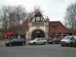 Berlin-Grunewald (Station S7 nach Potsdam), Bahnhofsgebude mit Westzugang (10.02.2011)