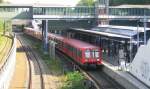 20.09.06 , Messe Sd ex Eichkamp ; eine BR 485 nach Spandau hlt am Bahnsteig.