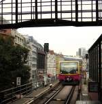 Einfahrt aus Richtung Osten: ein Zug der Berliner S7 nach Potsdam am S-Bahnhof  Hackescher Markt , 21.8.2012