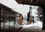 Ein S-Bahnzug Richtung Innenstadt auf dem unteren - noch nicht modernisierten Bahnsteig - in  Ostkreuz .