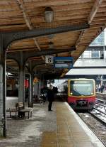 Noch halten hier die modernen Zge der Berliner S-Bahn an einem Bahnsteig aus dem vorigen Jahrhundert, im Hintergrund die neue Ringbahn-Halle.  Ostkreuz , 13.12.2012