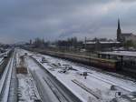 Bahnhof Warschauer Strae im Umbau. Links im Bild kann man ansatzweise den neuen Bahnsteig erkennen, der dann die in Richtung Westen fahrenden Zge aufnehmen wird. Rechts im Bild der ehemalige  Erkner-Bahnsteig , auf dem bislang die S3 fuhr. Die Deutsche Bahn informiert ber das Bauprojekt auf http://www.deutschebahn.com/de/konzern/bauen_bahn/aus_und_neubauprojekte/berlin_ostkreuz/warschauer_strasse.html 13.1.2013