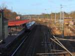 Wo Licht ist, ist auch Schatten.
In der kurzen Winterpause zwischen dem Winter 2012/2013 und dem Winter drei Wochen vor Ostern festgehalten - Der Bahnhof Birkenwerder (bei Berlin) am 01.03.2013.
Gerade ist eine S-Bahn der BR 480 auf der Linie S 8 aus Grnau eingetroffen.