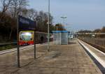 Die S-Bahn 481-482 auf der Linie S9 nach Flughafen Berlin-Schnefeld, hier bei der Einfahrt in Altglienicke am 21.04.2013.