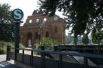 Anhalter Bahnhof: Im Vordergrund der Einstieg in den Untergrundbahnhof, im Hintergrund sieht man noch das alte Eingangsportal zum damaligen Fernbahnhof. 