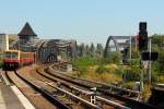 Spreebrücken in Berlin Treptower Park.
Am Morgen des 15.09.2015 fährt eine Cola-Dose zum Flughafen Schönefeld, also dem Flughafen der in Betrieb ist.
