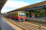 Eine S-Bahn der BR 481-482 auf der Linie S 2 von Blankenfelde nach Bernau am 27.09.2015 am S-Bahnhof Priesterweg.