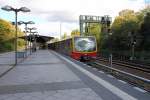 Die S-Bahn der BR 481-482 auf der Linie S 25 von Teltow (Stadt) nach Hennigsdorf am 27.09.2015 in der S-Bahnstation Südende.