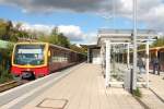 Die S-Bahn der BR 481-482 auf der Linie S 25 von Hennigsdorf nach Teltow (Stadt) am 27.09.2015 in der S-Bahnstation Osdorfer Straße.
Die Station wurde erst 1998 in Betreib genommen und ist somit eine der jüngsten Berliner S-Bahnstationen.
