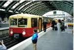 Eine typische Berliner Attraktion und sicherlich die ungewhnlichste S-Bahn der Welt: Die Panorama-S-Bahn der S-Bahn Berlin GmbH in Berlin-Ostbahnhof (03. Juli 2004).