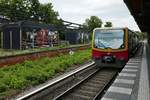 S1 nach Oranienburg bei der Einfahrt in den Bahnhof von Berlin Zehlendorf (01.07.2020).