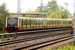 Berliner S-Bahn mit der Linie S45 als Halbzug 483 006 A (BR 483) in Richtung Südkreuz am 05. Mai 2022 bei der Einfahrt in Bahnhof Flughafen BER Terminal 5.