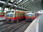 Treffen zweier Schwestern. Zwei Ganzzge der BR481 der Berliner S-Bahn treffen sich hier im Berliner Ostbahnhof am 15.05.04. Sie beide bedienen hier gerade die S3 aus/in Richtung Erkner. Noch endet die S3 im Ostbahnhof, da die Bauarbeiten auf der Linie noch nicht abgschlossen wurden, aber bald wird diese Linie wieder die Stadtbahn bedienen knnen.