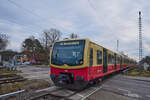 Die Baureihe 481 ist das Rückgrat im Fuhrpark der Berliner S-Bahn. Am 06.12.2025 war ein unbekannter 481 als S1 auf dem Weg nach Oranienburg. Gerade wird der Bahnübergang vor dem Haltepunkt Borgsdorf überquert.