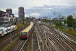 Ein unbekannter 481er Vollzug erreicht als S7 nach Ahrensfelde den S-Bahnhof Warschauer Straße.

Berlin 26.09.2024