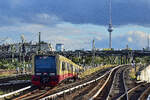484 031 erreicht als S8 nach Karow den S-Bahnhof Bornholmer Straße aus Richtung Ostkreuz kommend.

Berlin 28.09.2024