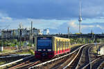483 010 fährt solo durch Berlin Bornholmer Straße in Richtung Pankow.

Berlin 28.09.2024