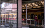 In der Sonne/im Schatten - 

... stehen zwei S-Bahnz�ge im Bahnhof Gesundbrunnen. Der Zug links d�rfte die S1 nach Frohnau sein auf Gleis 4 sein, w�hrend der andere Zug auf Gleis 2 am anderen Bahnsteig steht.

03.05.2026 (M)