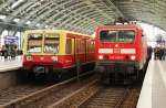 BERLIN, 02.11.2008, 143 306-09 mit RB14 nach Nauen sowie S9 nach Flughafen Schönefeld warten auf ihre Abfahrten in Berlin Ostbahnhof