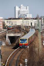 BERLIN, 22.03.2010, S41 in Richtung Gesundbrunnen bei der Ausfahrt aus dem S-Bahnhof Westhafen; im Hintergrund nähert sich S42 in Richtung Westkreuz dem Bahnhof