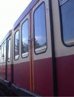 Zwischen Bau des Prototypzuges und Bau der 485er Serie verging ein Jahrzeht, denn das VEB LEW Hennigsdorf hatte einen anderen Groauftrag zu bearbeiten.