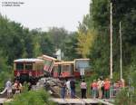 21.08.2012 Berlin-Tegel. S-Bahn Entgleisung aus bisher unbekannter Ursache. Der Hilfszug (links) ist bereits eingetroffen. Es ist schon etwas zwiespltig: Ich mchte kein Paparazzi sein - fahre aber hin (weil um die Ecke) um pics zu machen. Ist das nun schon sensationslustig..? Glaube schlimm wirds, wenn man zuerst zur Kamera greift statt 1.Hilfe zu leisten.