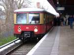 18.12.2005. Der Weihnachtszug der S-Bahn fr die Kinder der Berliner Parkeisenbahn an einem Hp oder Bf der S5. 878 822-6