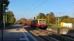 In schönster Herbstsonne präsentiert sich dieser Zug der BR 485 in Königs Wusterhausen. Dass diese Fahrzeuge noch in gewisser Anzahl fahren, ist eine kuriose Folge der S-Bahn-Krise, denn man musste erkennen, dass die neu beschaffte BR 481 nicht ganz so wartungsarm fährt wie gedacht. 3.10.2015