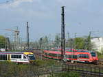 Reger Bahnverkehr in Dresden. Ein Desiro-Triebzug der Städtebahn Sachsen, Ein Talent 2-Triebzug von DB Regio und dahinter ein Zug der Dresdner S-Bahn, alles unter Beobachtung einer aufmerksamen Taube.