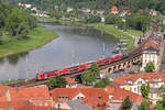 Fotodatum 26.05.2020 BR 146 // 146-010 zieht zu Pfingsten 2020 eine 5-teilige S1 Richtung Bad Schandau / Schöna. Es handelt sich dabei um die Sonderbemalung mit Werbung für das Schloss Wackerbarth. Wie die letzten Jahre auch wird zu den Feiertagen im Frühling auf einigen Zügen der S1 ein fünfter Wagen eingereiht. Dabei handelt es sich immer um einen DBuza DR-Dosto direkt hinter der E-Lok.
Fotografiert in Königstein (sächsische Schweiz).