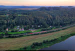 Die allein Richtung Bad Schandau strebende 2016 902-5 (Siemens ER20) sowie eine S-Bahn-Garnitur mit einer 146.0 begegnen sich unterhalb der Bastei am Kurort Rathen.
Abendliche Szenerie vom  Balkon Sachsens .

🧰 RailAdventure GmbH | S-Bahn Dresden (DB Regio Südost)
🚝 S1 Schöna–Meißen Altstadt
🕓 19.8.2024 | 19:56 Uhr