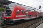 Doppelstock-Steuerwagen der S-Bahn Dresden (Linie S 2) in Dresden Mitte, 9.7.14. Der hellgraue Streifen gibt des Fahrzeugen ein charakteristisches Aussehen.