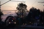 Ein Zug der Linie S1 im abendlichen Neusörnewitz.