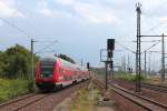 Eine S1 aus Bad Schandau fährt am 30.08.2014 in die S-Bahn Station Dresden-Reick ein, weiter fährt die S1 nach Meißen Triebischtal. Schublok war an jenem Tag die 182 019-0.